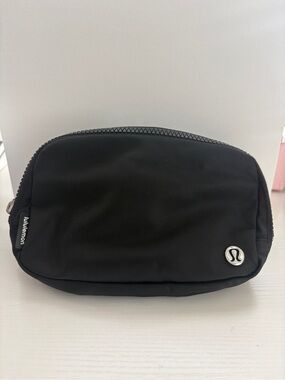 Lululemon Black Everywhere Belt Bag Crossbody Nylon Adjustable Strap